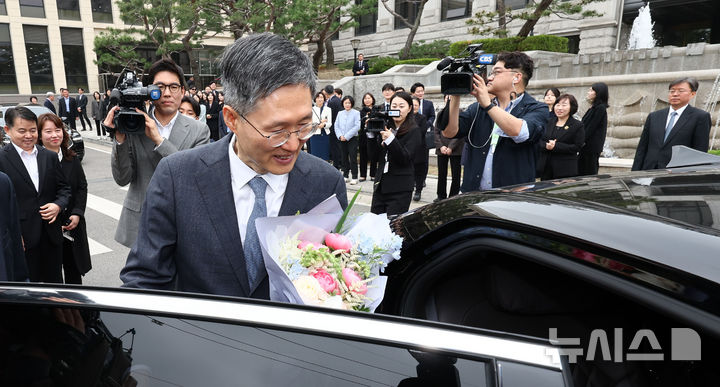[서울=뉴시스] 김명년 기자 = 문형배 헌법재판소장 권한대행이 18일 오전 서울 종로구 헌법재판소에서 열린 퇴임식을 마치고 환송을 받으며 떠나고 있다.(공동취재) 2025.04.18. kmn@newsis.com