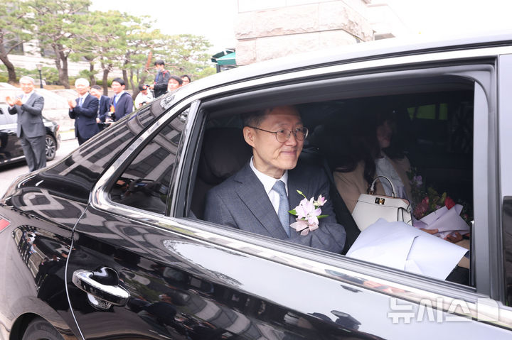 [서울=뉴시스] 김명년 기자 = 문형배 헌법재판소장 권한대행이 18일 오전 서울 종로구 헌법재판소에서 열린 퇴임식을 마치고 환송을 받으며 떠나고 있다.(공동취재) 2025.04.18. kmn@newsis.com