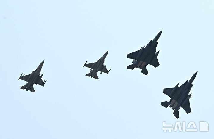 [광주=뉴시스] 김혜인 기자 = 대규모 한미연합 공중훈련인 '프리덤 플래그(Freedom Flag)'가 열린 18일 오전 광주 광산구 공군 제1전투비행단 기지에서 한국 공군의 F-15K, FA-50전투기가 착륙하고 있다. 2025.04.18. hyein0342@newsis.com