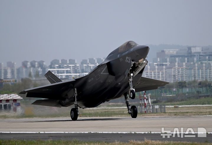 [광주=뉴시스] 김혜인 기자 = 대규모 한미연합 공중훈련인 '프리덤 플래그(Freedom Flag)'가 열린 18일 오전 광주 광산구 공군 제1전투비행단 기지에서 미 해병대의 F-35B전투기가 착륙하고 있다. 2025.04.18. hyein0342@newsis.com