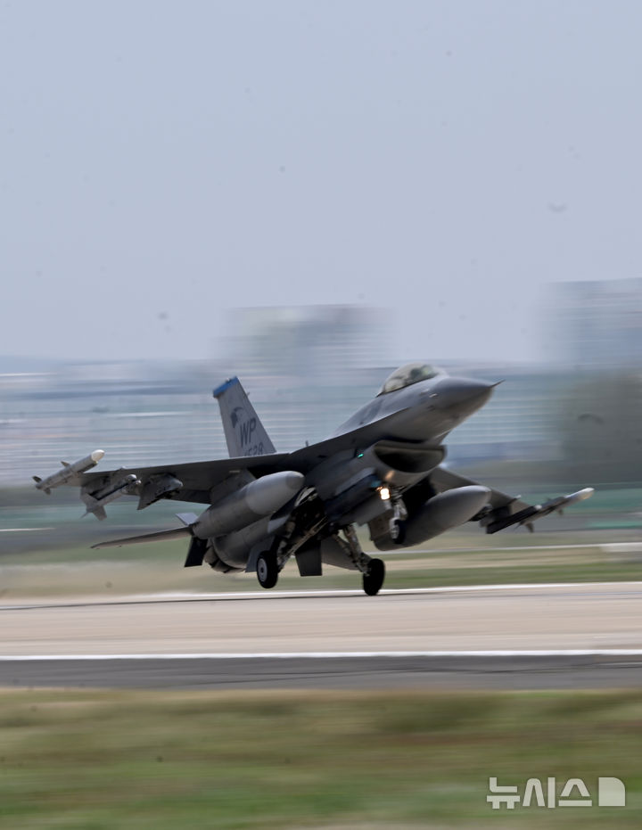 [광주=뉴시스] 도널드 트럼프 미국 행정부가 이란 인근에 2003년 이라크 전쟁 이후 최대 규모의 공군력을 배치하고 있다고 월스트리트저널(WSJ)이 보도했다. 사진은 지난해 4월18일 광주 광산구 공군 제1전투비행단 기지에서 실시된 '프리덤 플래그(Freedom Flag)'에서 미국 공군 F-16전투기가 착륙하는 모습. 2026.02.19.