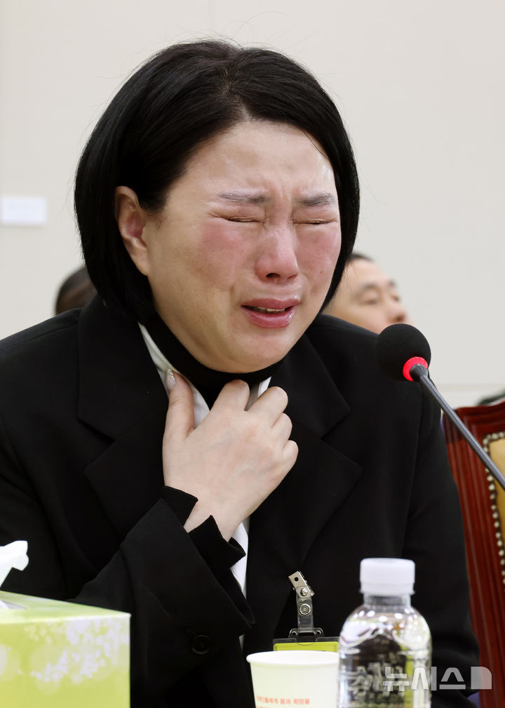 [서울=뉴시스] 조성우 기자 = 18일 서울 여의도 국회에서 고 오요안나 MBC 기상캐스터 사망 사건 관련 현안질의 등을 위해 열린 과학기술정보방송통신위원회 전체회의에서 고 오요안나 어머니 장연미 씨가 눈물을 흘리며 의원 질의에 답변하고 있다. 오른쪽부터 박미나 MBC 경영본부장, 이진숙 방송통신위원장, 고 오요안나 씨의 어머니 장연미 씨. 2025.04.18. xconfind@newsis.com