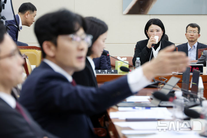 [서울=뉴시스] 조성우 기자 = 18일 서울 여의도 국회에서 고 오요안나 MBC 기상캐스터 사망 사건 관련 현안질의 등을 위해 열린 과학기술정보방송통신위원회 전체회의에서 고 오요안나 어머니 장연미 씨가 더불어민주당과 국민의힘 의원들 간에 설전 모습을 지켜보고 있다. 2025.04.18. xconfind@newsis.com