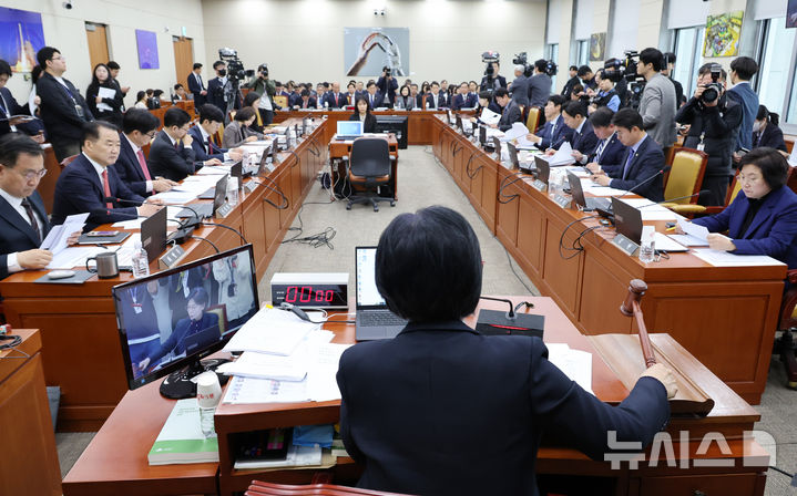[서울=뉴시스] 조성우 기자 = 18일 오전 서울 여의도 국회에서 열린 과학기술정보방송통신위원회 전체회의에서 최민희 위원장이 안건을 상정하며 의사봉을 두드리고 있다. 2025.04.18. xconfind@newsis.com