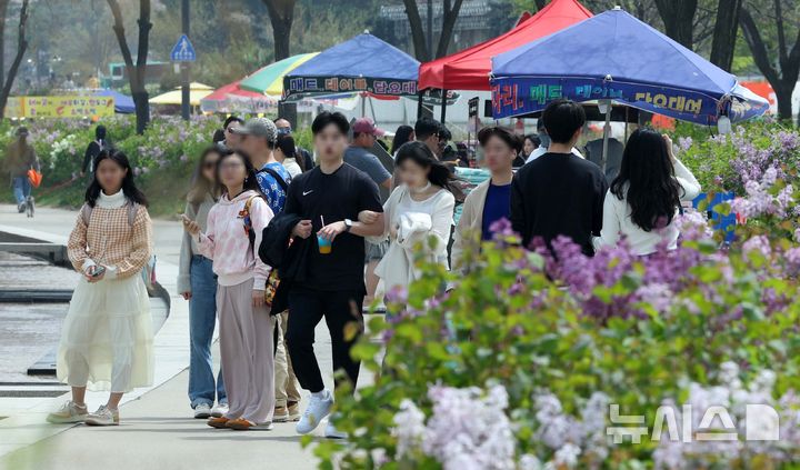 [서울=뉴시스] 고범준 기자 = 낮 기온이 25도를 웃돌아 곳곳에 초여름 날씨가 나타난 18일 서울 영등포구 여의도한강공원에서 시민들이 여유로운 시간을 보내고 있다. 2025.04.18. bjko@newis.com