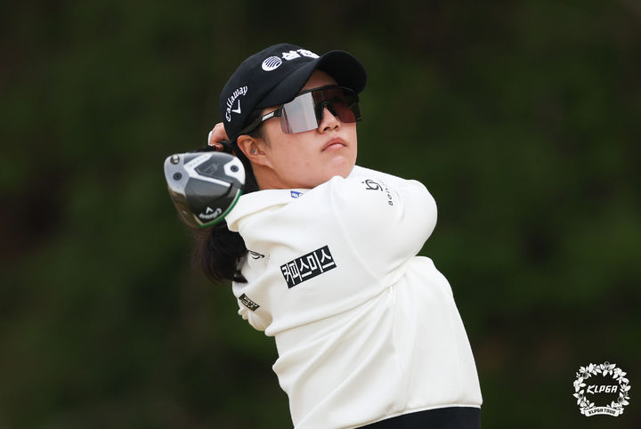 [서울=뉴시스] 18일 경남 김해 가야CC에서 열린 넥센 세인트나인 마스터즈 1라운드 11번홀에서 마다솜이 티샷을 하고 있다. (사진=KLPGA 제공) 2025.04.18. photo@newsis.com *재판매 및 DB 금지