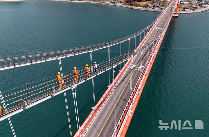 [남해=뉴시스] 차용현 기자 = 18일 오전 경남 남해대교에서 열린 '1973, 남해대교 체험행사'에 참가한 체험객들이 남해대교 주탑을 오르며 짜릿한 순간을 만끽하고 있다. 이번 행사는 18~19일 오전 10시부터 낮 12시, 오후 1시부터 3시까지 운영될 예정이다. 2025.04.18. con@newsis.com