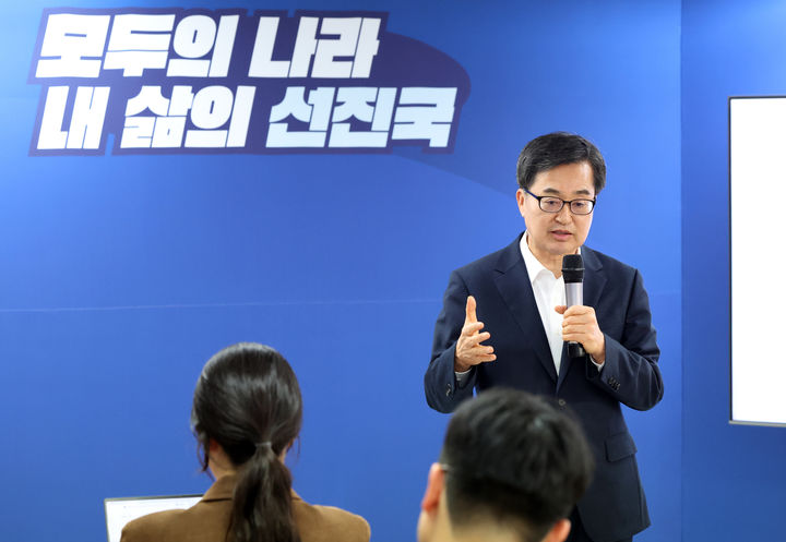 [서울=뉴시스] 고승민 기자 = 김동연 더불어민주당 대선 경선 후보가 18일 서울 여의도 캠프에서 '백팩 메고 TMI' 기자회견을 하고 있다. (사진=김동연 캠프 제공) 2025.04.18. photo@newsis.com *재판매 및 DB 금지