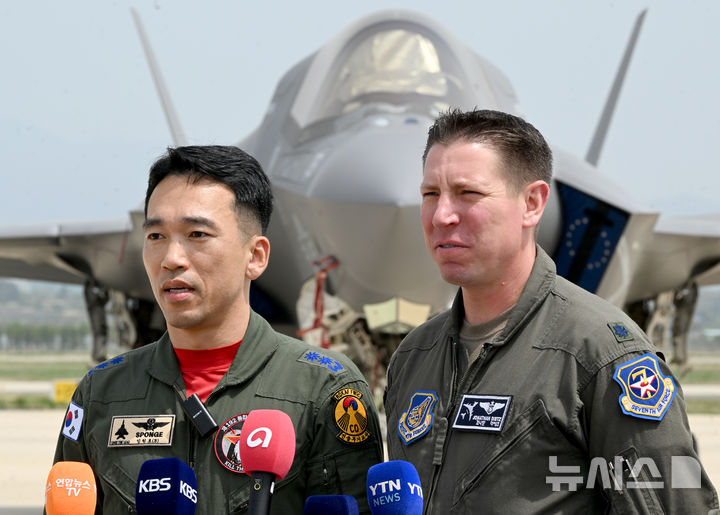 [광주=뉴시스] 김혜인 기자 = 대규모 한미연합 공중훈련인 '프리덤 플래그(Freedom Flag)'가 열린 18일 오후 광주 광산구 공군 제1전투비행단 기지에서 제29전술개발훈련비행전대 192통합무기비행대대장인 임원호(사진 왼쪽부터)중령과 제7공군 작전처 훈련연습과장인 조나단 디츠 중령이 훈련 계획을 브리핑하고 있다. 2025.04.18. hyein0342@newsis.com