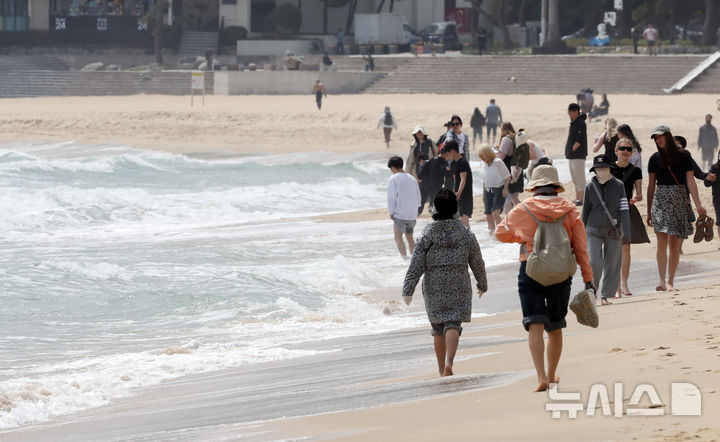 [부산=뉴시스] 하경민 기자 = 전국에 초여름 더위가 찾아온 18일 부산 해운대구 해운대해수욕장을 찾은 시민과 관광객들이 물놀이를 즐기고 있다. 2025.04.18. yulnetphoto@newsis.com