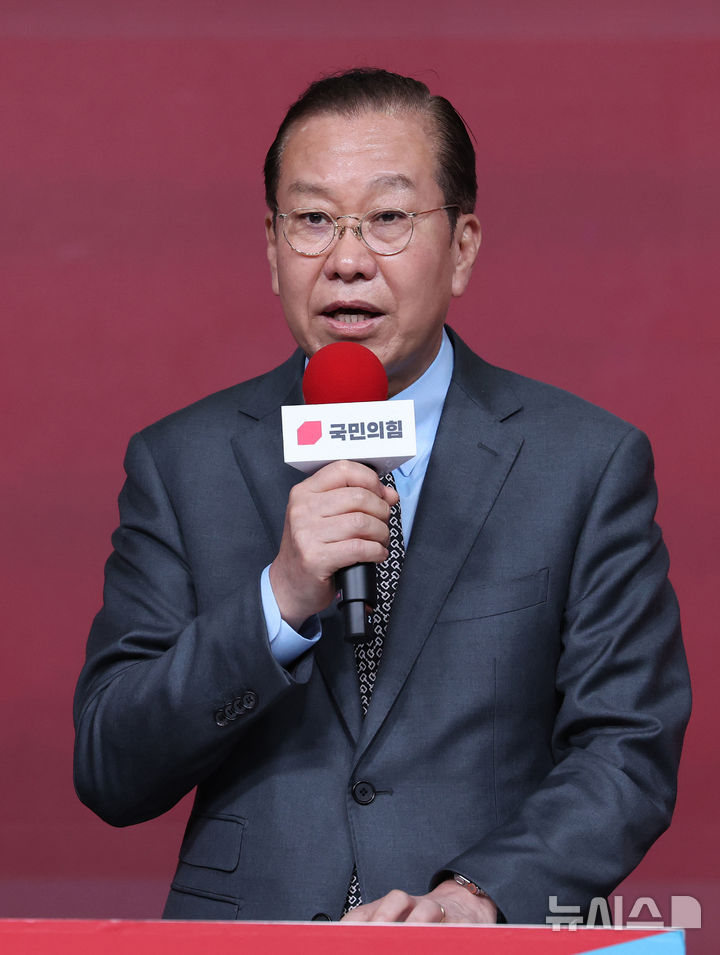 [서울=뉴시스] 국회사진기자단 = 18일 오후 서울 강서구 ASSA아트홀에서 열린 '제21대 대통령후보자 국민의힘 1차 경선 후보자 비전대회' 에서 권영세 비대위원장이 발언하고 있다. 2025.04.18. photo@newsis.com