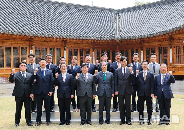 [서울=뉴시스] 조수정 기자 = 한덕수 대통령 권한대행 국무총리가 18일 서울 종로구 총리공관에서 경찰 지휘부 격려 오찬 간담회에서 기념촬영 하고 있다. (사진=국무총리실 제공) 2025.04.18. chocrystal@newsis.com