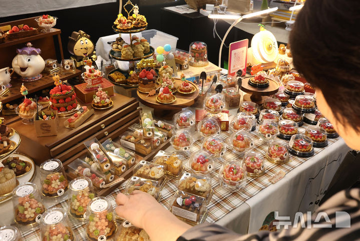 [인천=뉴시스] 전진환 기자 =&nbsp; 지난 18일 오후 인천 연수구 송도컨벤시아에서 열린 마이펫페어 2025 송도를 찾은 관람객이 케이크 모양의 반려견 간식을 살펴보고 있다. (해당 사진은 기사와 직접 관련이 없습니다.)&nbsp; 2025.04.18 amin2@newsis.com