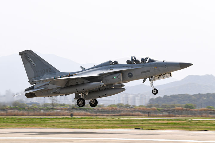 [서울=뉴시스] 한미공군은 18일 광주기지에서 프리덤 플래그(Freedom Flag) 훈련 미디어데이를 개최했다. 사진은 이륙하고 있는 FA-50. (사진=공군 제공) 2025.04.18. photo@newsis.com *재판매 및 DB 금지