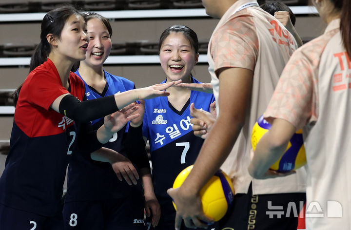 [화성=뉴시스] 추상철 기자 = 자난 18일 오후 경기 화성시 화성종합경기타운 실내체육관에서 열린 '2025 한국·태국 여자배구 올스타 슈퍼매치' 유소년 아카데미에서  참가한 학생들이 태국 올스타 코치진에게 리시브를 배우고 있다. 2025.04.18. scchoo@newsis.com