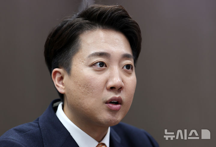 [서울=뉴시스] 조성우 기자 = 이준석 제21대 대통령 선거 개혁신당 대선후보가 18일 서울 여의도 국회 의원회관에서 뉴시스와 인터뷰를 하고 있다. 2025.04.19. xconfind@newsis.com