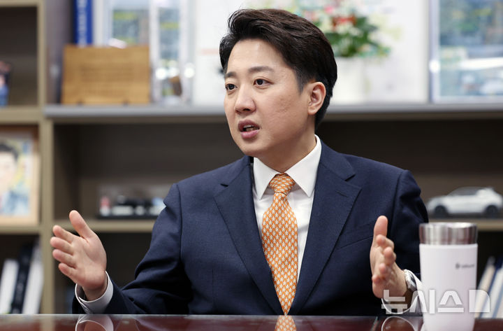 [서울=뉴시스] 조성우 기자 = 이준석 제21대 대통령 선거 개혁신당 대선후보가 18일 서울 여의도 국회 의원회관에서 뉴시스와 인터뷰를 하고 있다. 2025.04.19. xconfind@newsis.com