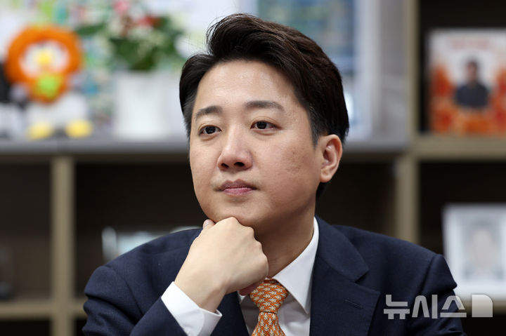 [서울=뉴시스] 조성우 기자 = 이준석 제21대 대통령 선거 개혁신당 대선후보가 18일 서울 여의도 국회 의원회관에서 뉴시스와 인터뷰를 하고 있다. 2025.04.19. xconfind@newsis.com