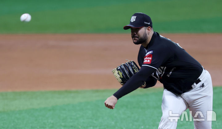[서울=뉴시스] 홍효식 기자 = 지난달 18일 서울 구로구 고척스카이돔에서 열린 2025 KBO리그 kt 위즈와 키움 히어로즈의 경기, 1회말 kt 위즈 선발투수 헤이수스가 역투하고 있다. 2025.04.18. yesphoto@newsis.com