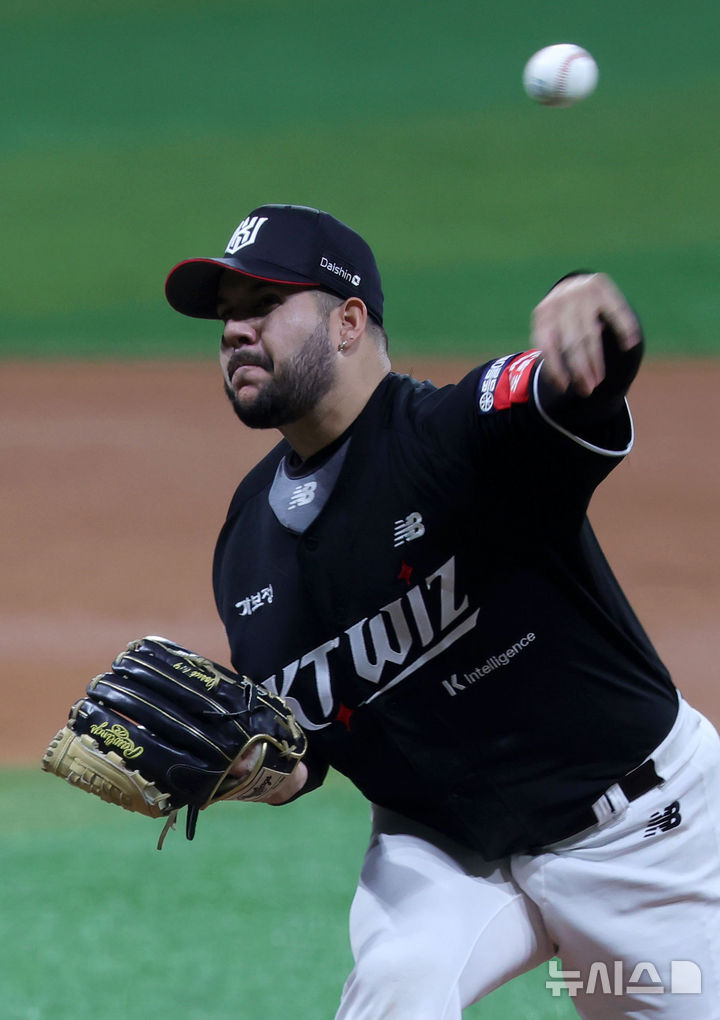 [서울=뉴시스] 홍효식 기자 = 18일 서울 구로구 고척스카이돔에서 열린 2025 KBO리그 kt 위즈와 키움 히어로즈의 경기, 1회말 kt 위즈 선발투수 헤이수스가 역투하고 있다. 2025.04.18. yesphoto@newsis.com