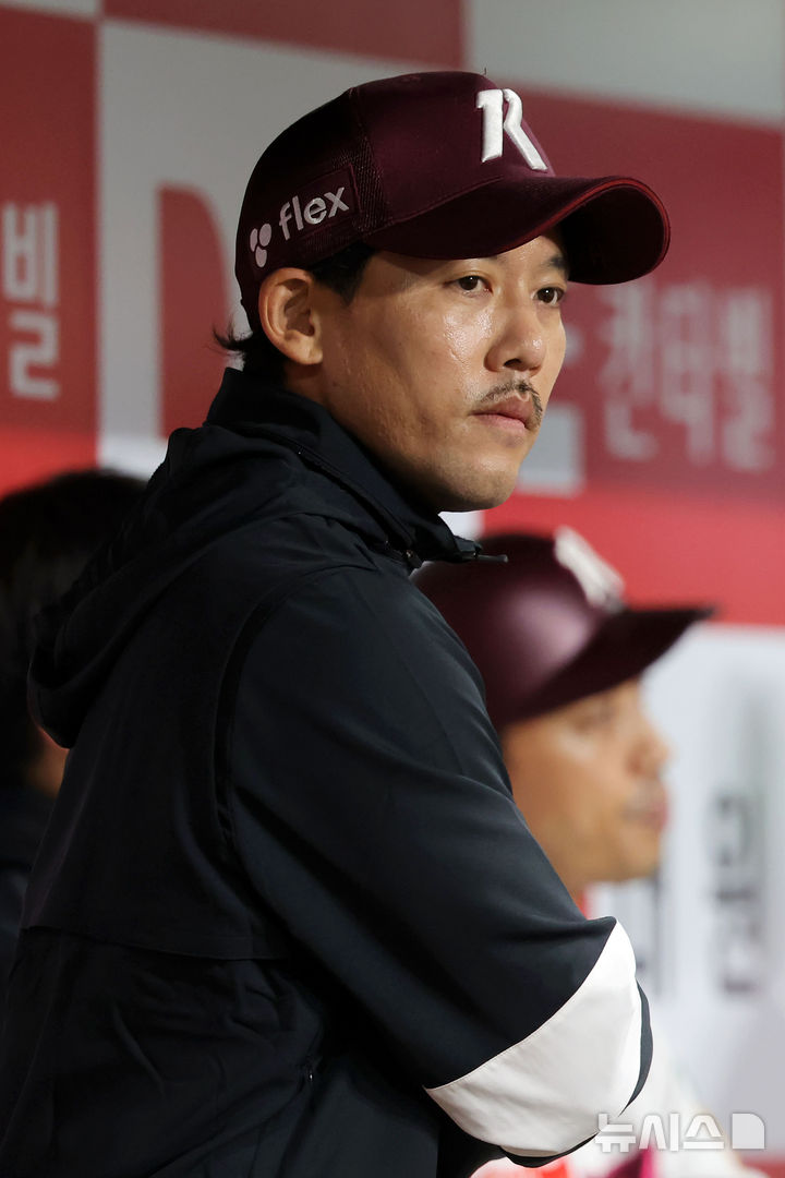 [서울=뉴시스] 홍효식 기자 = 키움 히어로즈 플레잉코치로 선임된 외야수 이용규가 18일 서울 구로구 고척스카이돔에서 열린 2025 KBO리그 kt 위즈와 키움 히어로즈의 경기를 지켜보고 있다. 2025.04.18. yesphoto@newsis.com