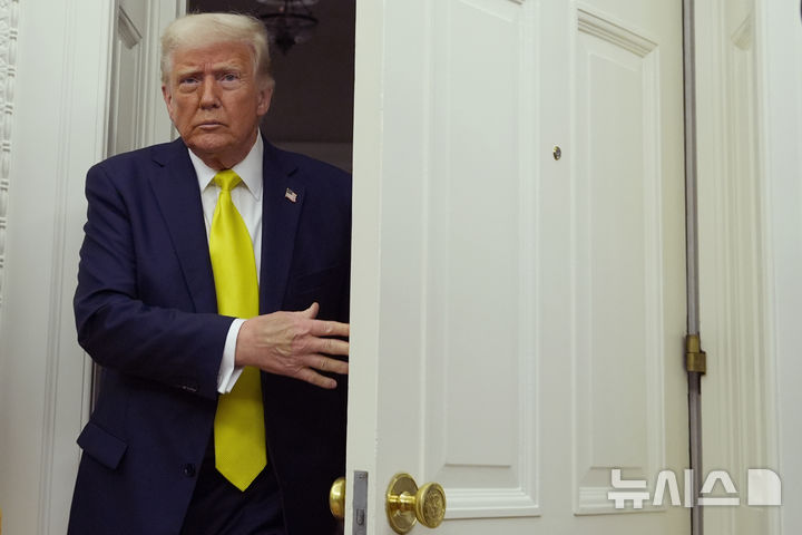 [워싱턴=AP/뉴시스]도널드 트럼프 미국 대통령이 지난 18일(현지 시간) 백악관 집무실로 들어서고 있다. 2025.04.20.