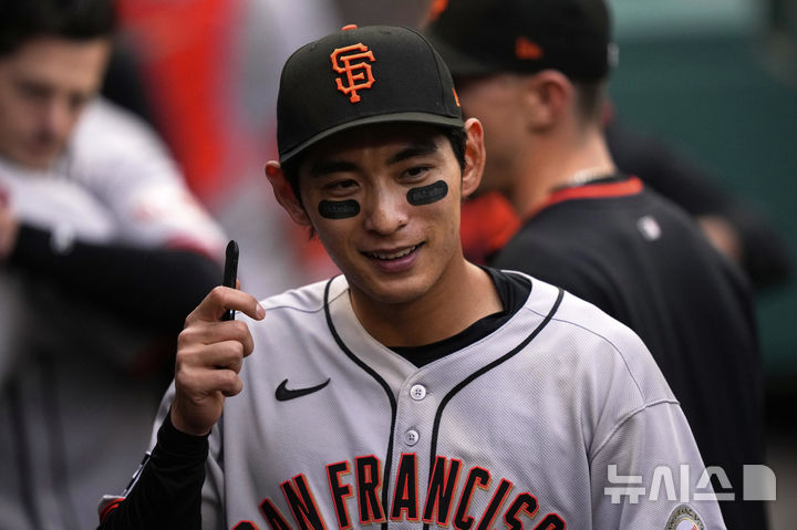 [애너하임=AP/뉴시스] 미국 메이저리그(MLB) 샌프란시스코 자이언츠의 이정후가 19일(한국 시간) 미국 캘리포니아주 애너하임의 에인절스타디움에서 열린 2025 메이저리그(MLB) 정규리그 LA 에인절스와의 원정 경기에 앞서 미소를 짓고 있다. 2025.04.19. 