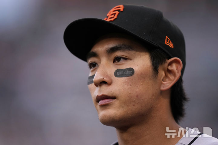 [애너하임=AP/뉴시스] 미국 메이저리그(MLB) 샌프란시스코 자이언츠의 이정후가 19일(한국 시간) 미국 캘리포니아주 애너하임의 에인절스타디움에서 열린 2025 메이저리그(MLB) 정규리그 LA 에인절스와의 원정 경기에 앞서 그라운드를 바라보고 있다. 2025.04.19. 