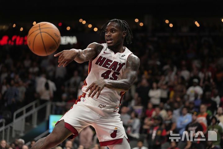 [애틀랜타=AP/뉴시스] 미국프로농구(NBA) 마이애미 히트의 데이비온 미첼. 2025. 4. 18.