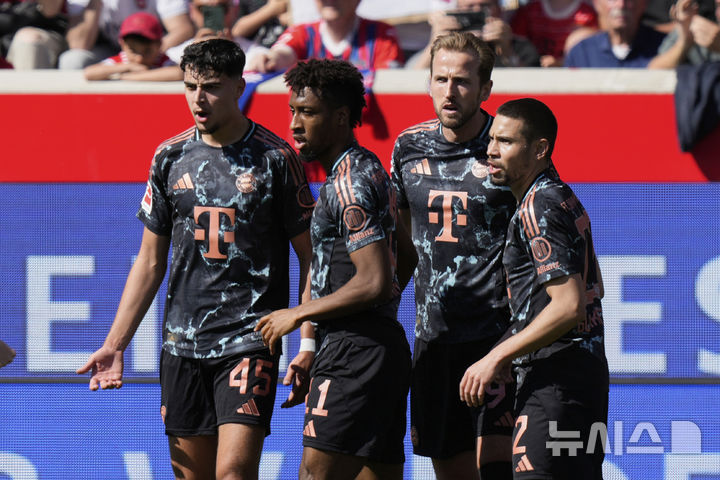 [하이덴하임=AP/뉴시스] 독일 프로축구 분데스리가 바이에른 뮌헨 선수단. 2025.04.19.