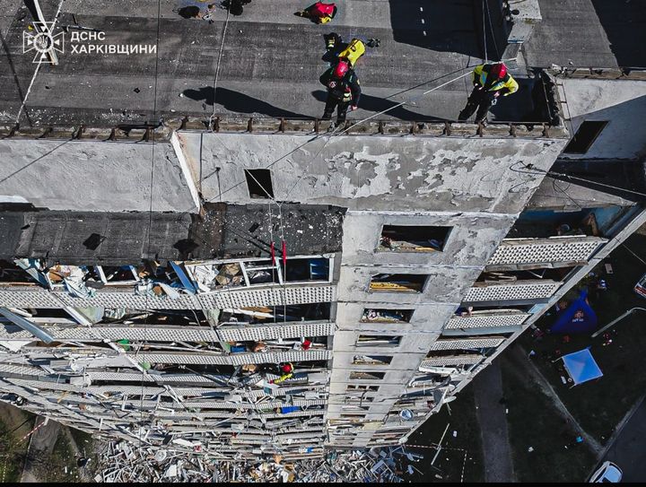 [서울=뉴시스] 18일 하르키우에 대한 러시아의 미사일 공습으로 아파트가 누더기처럼 변했다. (출처: 젤렌스키 대통령 X) 2025.04.19. *재판매 및 DB 금지