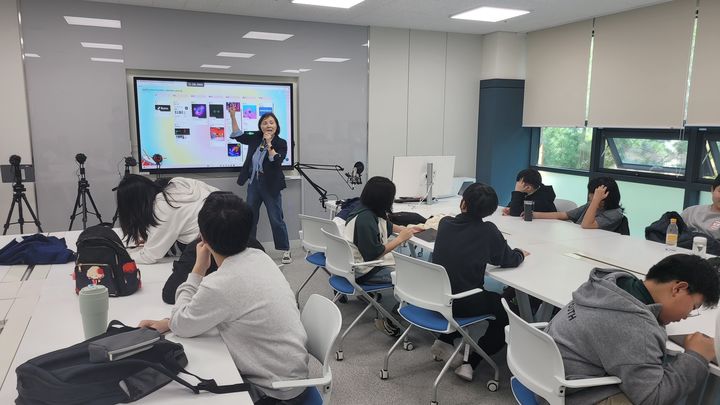 충북교육연구정보원 미디어교육센터에서 학생들이 강사의 동영상 제작 교육을 받고 있다.&nbsp; *재판매 및 DB 금지