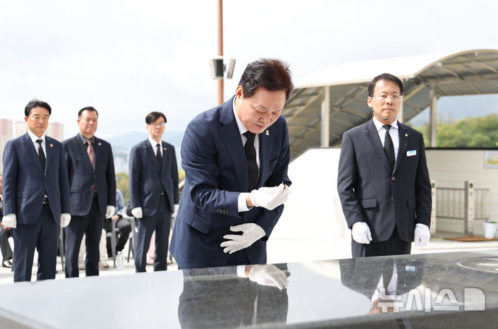 [창원=뉴시스]박완수(가운데) 경남도지사가 4·19혁명 65주년 기념일인 19일 오전 국립3·15민주묘지를 찾아 민주 영령들을 기리며 분향하고 있다. (사진=경남도 제공) 2025.04.19. photo@newsis.com