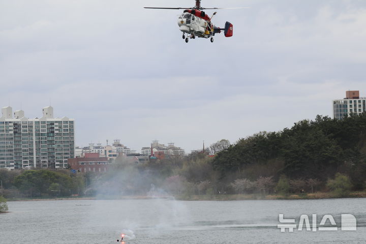 [군산=뉴시스] 19일 전북특별자치도 군산은파호수공원에서 '대국민 수상안전 체험행사'가 열리고 있다. (사진=해양경찰청 제공) 2025.04.19. photo@newsis.com