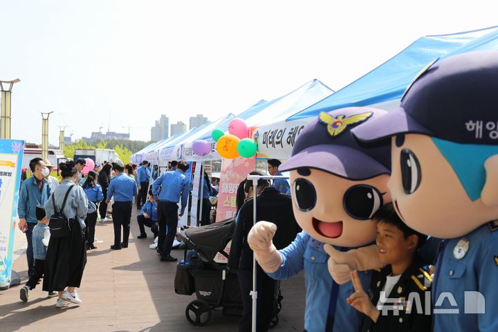[군산=뉴시스] 19일 전북특별자치도 군산은파호수공원에서 '대국민 수상안전 체험행사'가 열리고 있다. (사진=해양경찰청 제공) 2025.04.19. photo@newsis.com