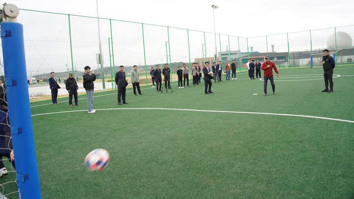 [서산=뉴시스] 이완섭(빨간옷) 서산시장이 19일 서산시 양대동 스포츠테마파크 우드볼장과 풋살장 개장식에 참석해 풋살장에서 시축을 하고 있다. (사진=서산시 제공) 2025.04.19. photo@newsis.com&nbsp; *재판매 및 DB 금지