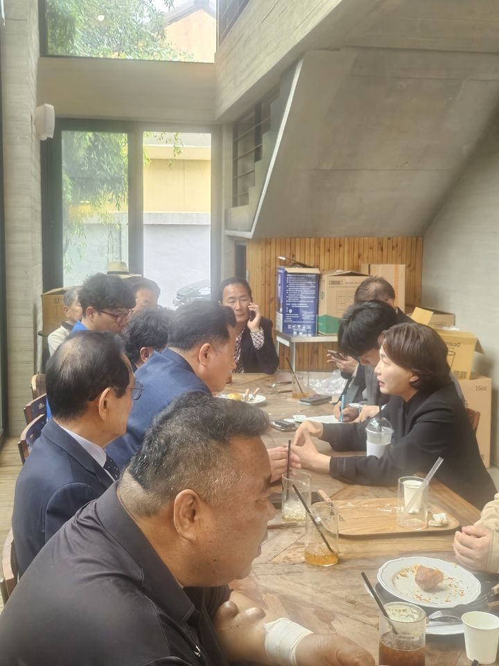 서미화 더불어민주당 전국 장애인위원회 위원장이 19일 충북 청주시에서 충청권 장애인 단체 관계자들과 간담회를 진행하고 있다. (사진=서미화 더불어민주당 의원실 제공) *재판매 및 DB 금지