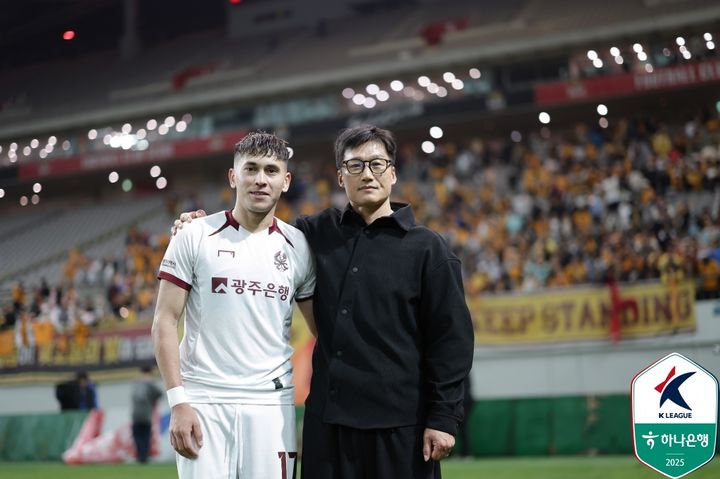 [서울=뉴시스] 프로축구 K리그1 광주FC의 헤이스와 이정효 감독. (사진=한국프로축구연맹 제공) *재판매 및 DB 금지