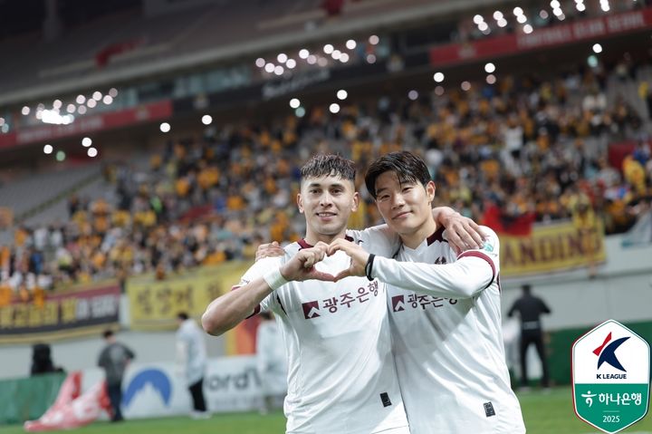 [서울=뉴시스] 프로축구 K리그1 광주FC의 헤이스와 박태준. (사진=한국프로축구연맹 제공) 