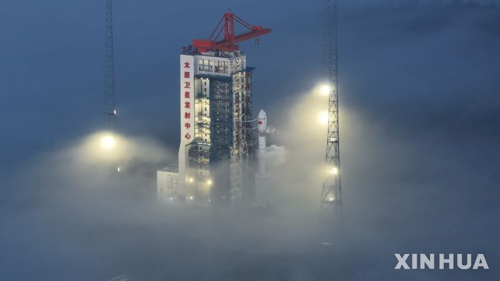 [타이위안=신화/뉴시스] 중국 산시성 타이위안 위성발사센터에서 19일 시험위성 6기가 창정-6 운반로켓에 실려 성공리에 발사됐다. 2025.04.19 