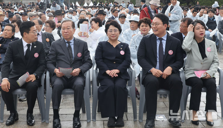 [서울=뉴시스] 조수정 기자 = 더불어민주당 박찬대 당대표 직무대행 겸 원내대표와 국민의힘 권영세 비상대책위원장 등 정당 대표자들이 19일 서울 강북구 국립 4·19민주묘지에서 열린 제65주년 4·19 혁명 기념식에 참석해 대화하고 있다. 왼쪽부터 더불어민주당 박찬대 당대표 직무대행 겸 원내대표, 국민의힘 권영세 비상대책위원장, 조국혁신당 김선민 당대표 권한대행, 개혁신당 천하람 상임선거대책위원장, 기본소득당 용혜인 대표. (대통령실통신사진기자단) 2025.04.19. chocrystal@newsis.com