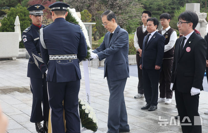 [서울=뉴시스] 조수정 기자 = 한덕수 대통령 권한대행 국무총리가 19일 서울 강북구 국립 4·19민주묘지에서 열린 제65주년 4·19 혁명 기념식에서 헌화하고 있다. (대통령실통신사진기자단) 2025.04.19. chocrystal@newsis.com