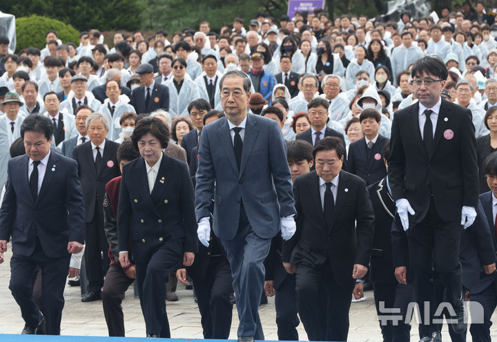 [서울=뉴시스] 조수정 기자 = 한덕수 대통령 권한대행 국무총리가 19일 서울 강북구 국립 4·19민주묘지에서 열린 제65주년 4·19 혁명 기념식에서 헌화하기 위해 강정애 국가보훈부 장관 등과 이동하고 있다. (대통령실통신사진기자단) 2025.04.19. chocrystal@newsis.com