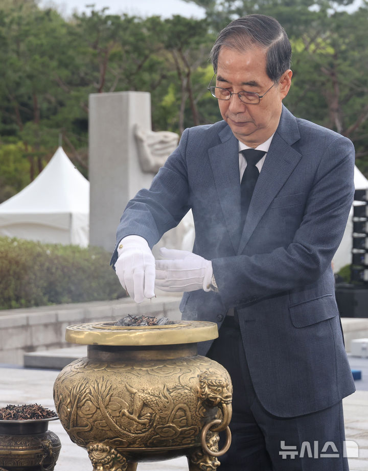 [서울=뉴시스] 조수정 기자 = 한덕수 대통령 권한대행 국무총리가 19일 서울 강북구 국립 4·19민주묘지에서 열린 제65주년 4·19 혁명 기념식에서 분향하고 있다. (대통령실통신사진기자단) 2025.04.19. chocrystal@newsis.com