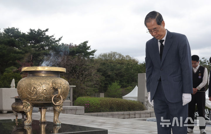 [서울=뉴시스] 조수정 기자 = 한덕수 대통령 권한대행 국무총리가 19일 서울 강북구 국립 4·19민주묘지에서 열린 제65주년 4·19 혁명 기념식에서 묵념하고 있다. (대통령실통신사진기자단) 2025.04.19. chocrystal@newsis.com