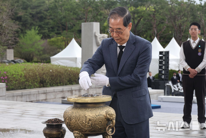 [서울=뉴시스] 조수정 기자 = 한덕수 대통령 권한대행 국무총리가 19일 서울 강북구 국립 4·19민주묘지에서 열린 제65주년 4·19 혁명 기념식에서 분향하고 있다. (대통령실통신사진기자단) 2025.04.19. chocrystal@newsis.com