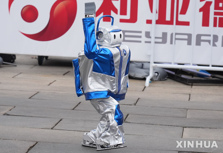 [베이징=신화/뉴시스] 19일 중국 베이징 이좡 경제기술개발구에서 열린 휴머노이드 로봇 하프마라톤에 참가한 한 로봇이 손을 흔들고 있다. 2025.04.20