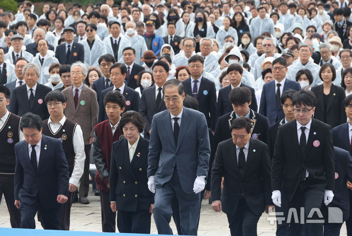 [서울=뉴시스] 조수정 기자 = 한덕수 대통령 권한대행 국무총리가 19일 서울 강북구 국립 4·19민주묘지에서 열린 제65주년 4·19 혁명 기념식에서 헌화하기 위해 강정애 국가보훈부 장관 등과 이동하고 있다. (대통령실통신사진기자단) 2025.04.19. chocrystal@newsis.com