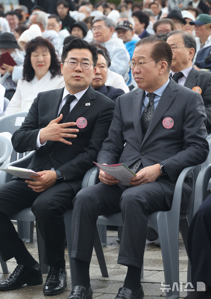 [서울=뉴시스] 조수정 기자 = 더불어민주당 박찬대 당대표 직무대행 겸 원내대표와 국민의힘 권영세 비상대책위원장이 19일 서울 강북구 국립 4·19민주묘지에서 열린 제65주년 4·19 혁명 기념식에서 대화하고 있다. (대통령실통신사진기자단) 2025.04.19. chocrystal@newsis.com