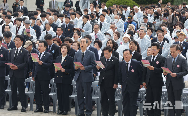 [서울=뉴시스] 조수정 기자 = 한덕수 대통령 권한대행 국무총리가 19일 서울 강북구 국립 4·19민주묘지에서 열린 제65주년 4·19 혁명 기념식에서 4·19의 노래를 제창하고 있다. 왼쪽 두번째부터 한성기 4·19 혁명희생자 유족회장, 강정애 국가보훈부 장관, 한 권한대행, 오경섭 4·19 민주혁명회 회장, 박훈 4·19 혁명공로자회 회장, 더불어민주당 박찬대 당대표 직무대행 겸 원내대표, 국민의힘 권영세 비상대책위원장. (대통령실통신사진기자단) 2025.04.19. chocrystal@newsis.com